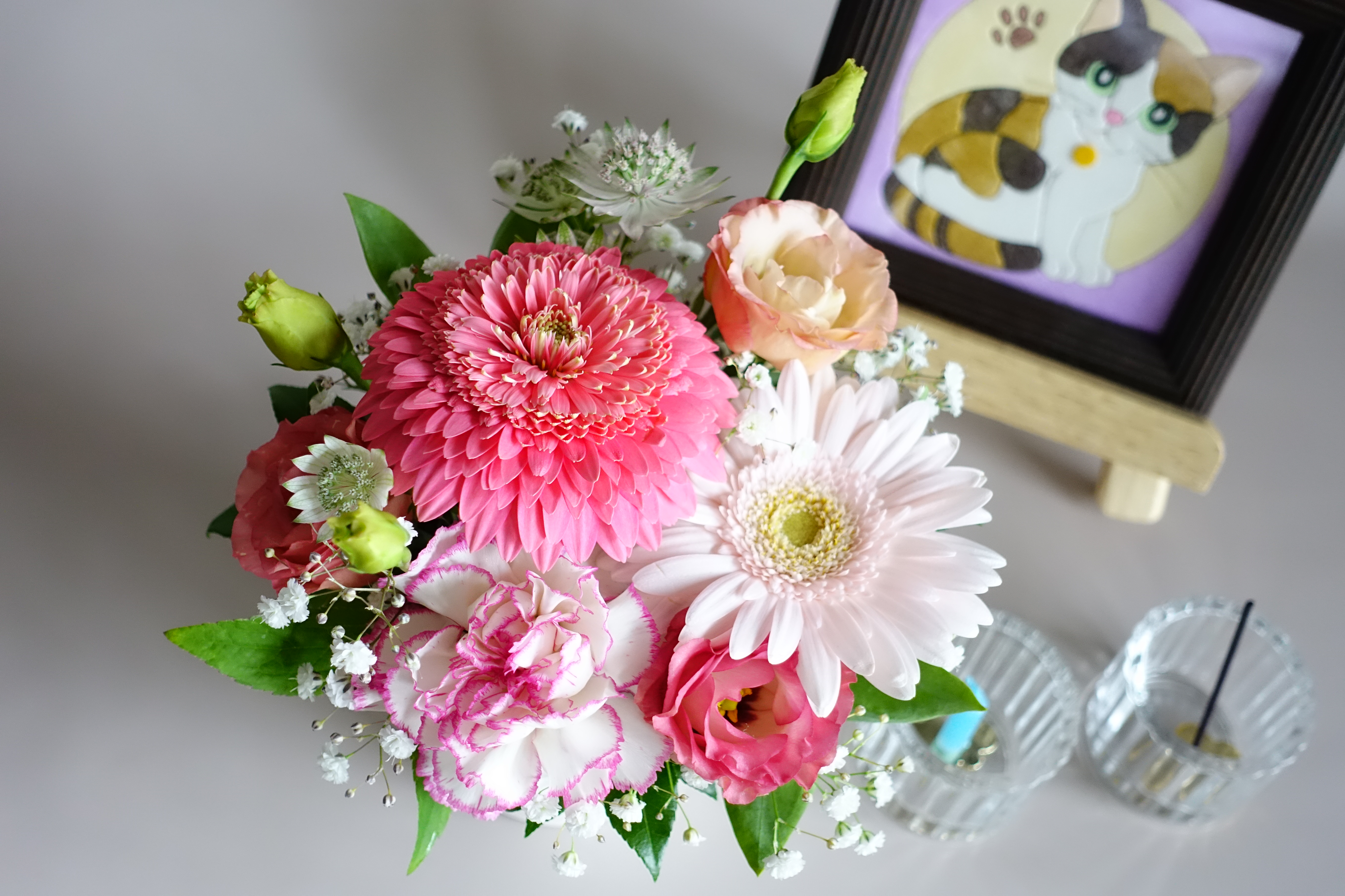 ペットのお悔やみ　ミニサイズで飾りやすい生花アレンジメント（ピンク）