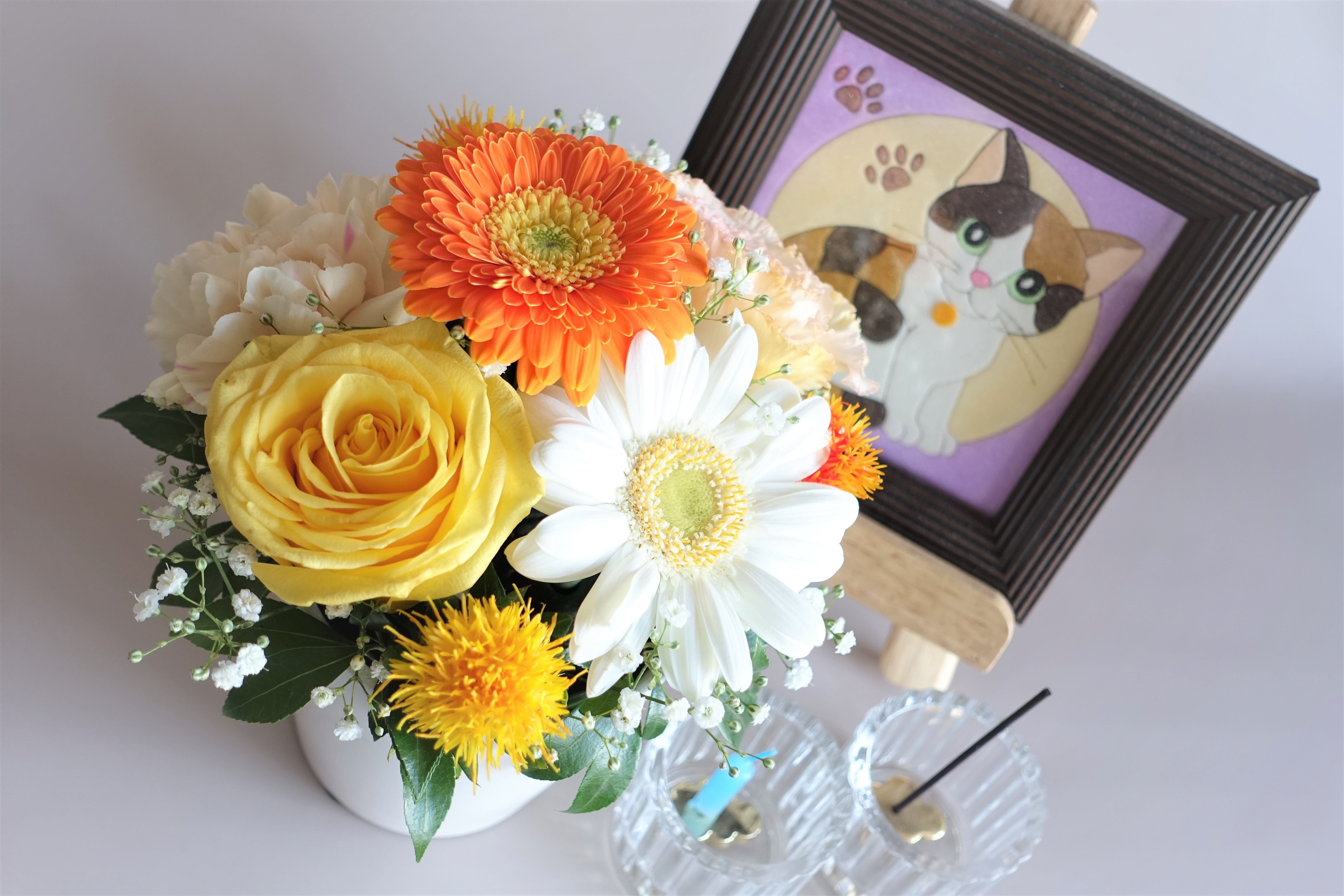 ペットのお悔やみ　ミニサイズで飾りやすい生花アレンジメント（イエロー系）